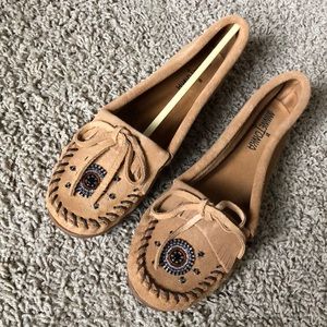 Minnetonka Me To We Taupe 8